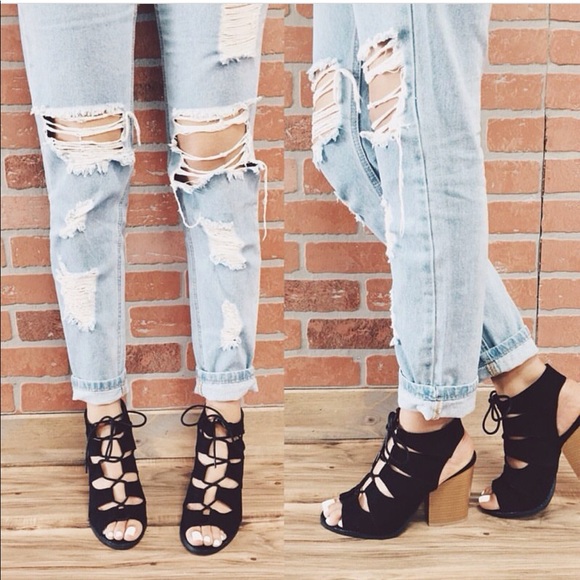 DV Shoes - ❣️Laced up booties❣️